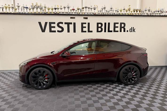 Rød Tesla Model Y fra 2024
