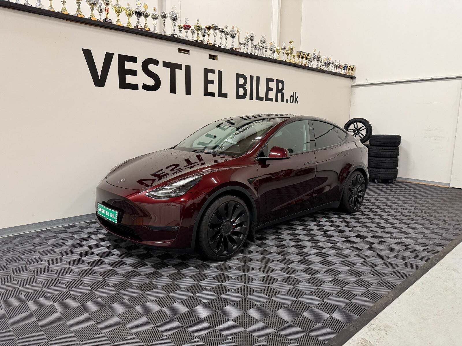 Rød Tesla Model Y fra 2024