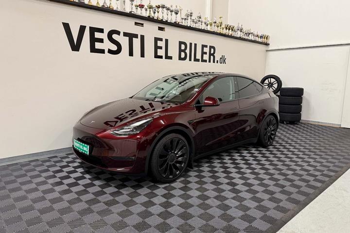 Rød Tesla Model Y fra 2024