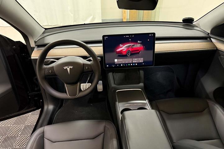 Rød Tesla Model Y fra 2024