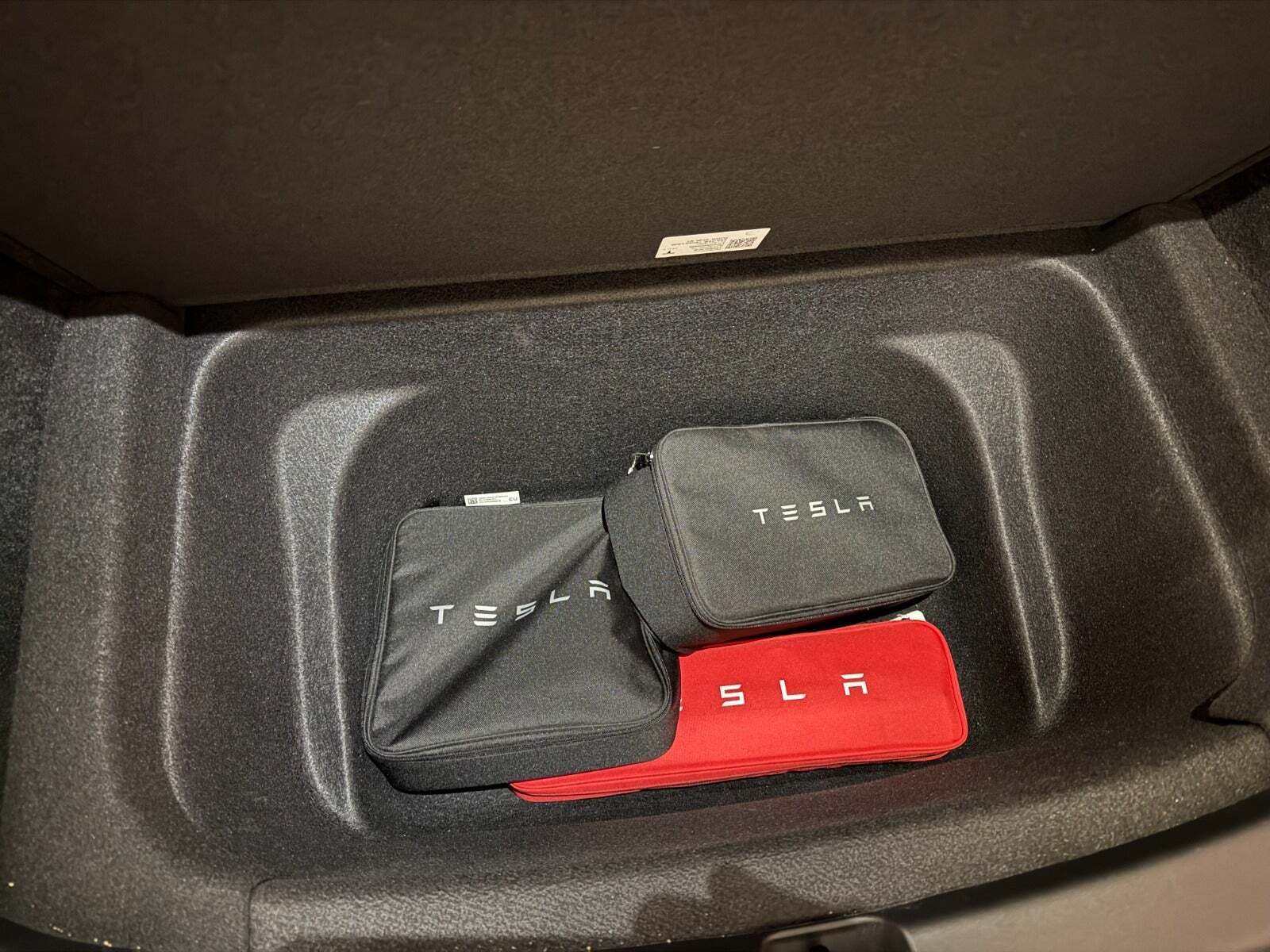Rød Tesla Model Y fra 2024