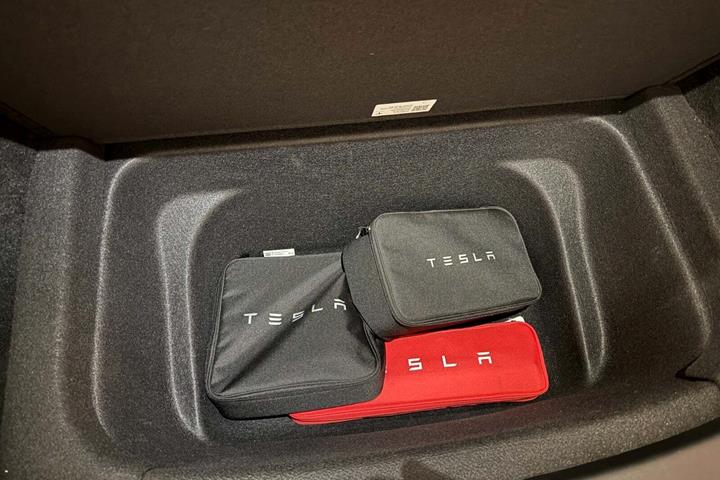 Rød Tesla Model Y fra 2024