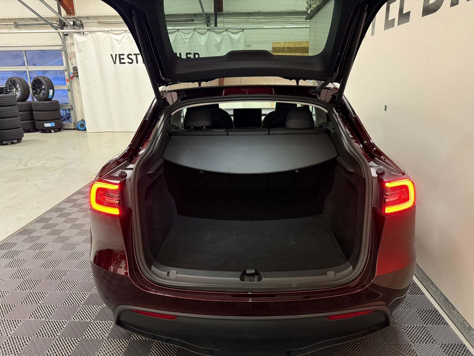 Rød Tesla Model Y fra 2024
