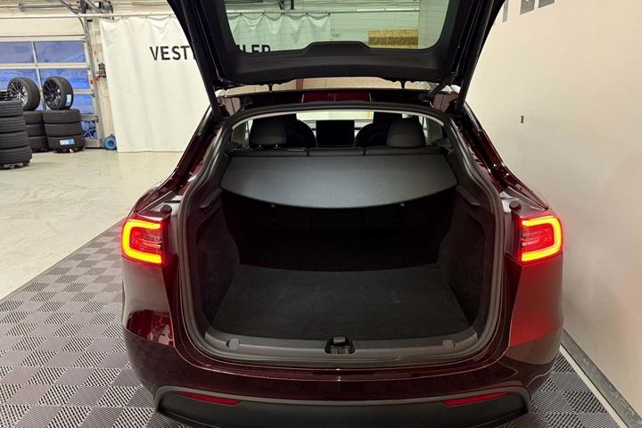 Rød Tesla Model Y fra 2024