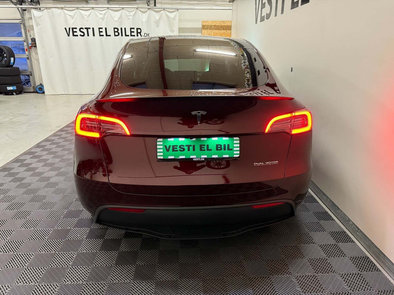 Rød Tesla Model Y fra 2024