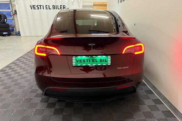 Rød Tesla Model Y fra 2024