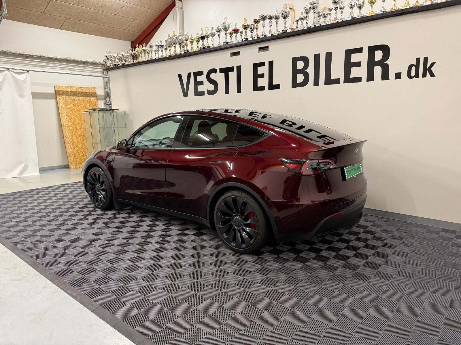 Rød Tesla Model Y fra 2024