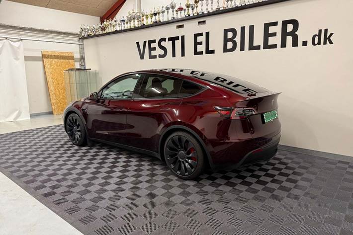 Rød Tesla Model Y fra 2024