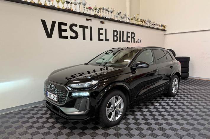 Sort Audi Q6 e-tron fra 2025 set udefra