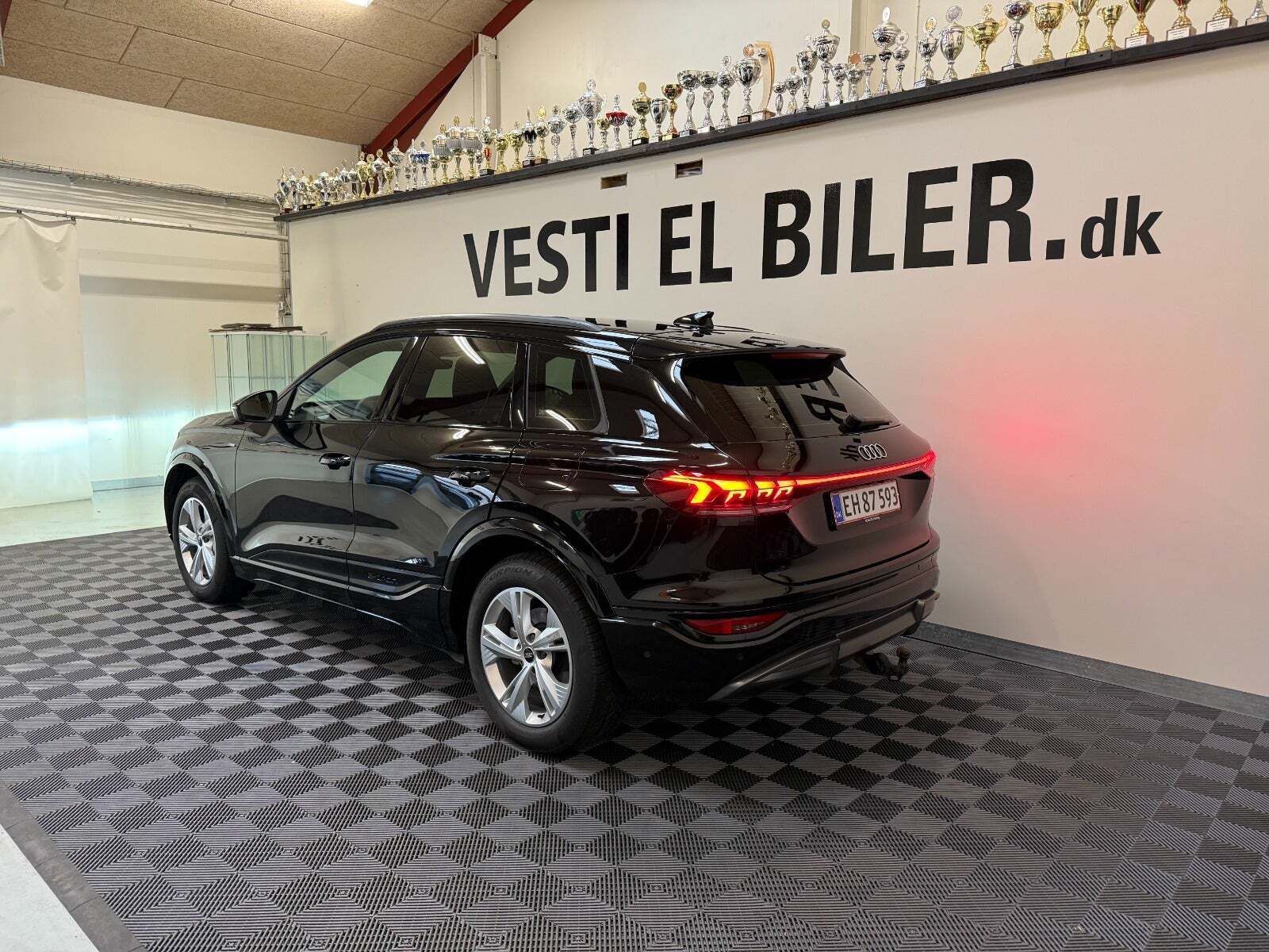 Sort Audi Q6 e-tron fra 2025