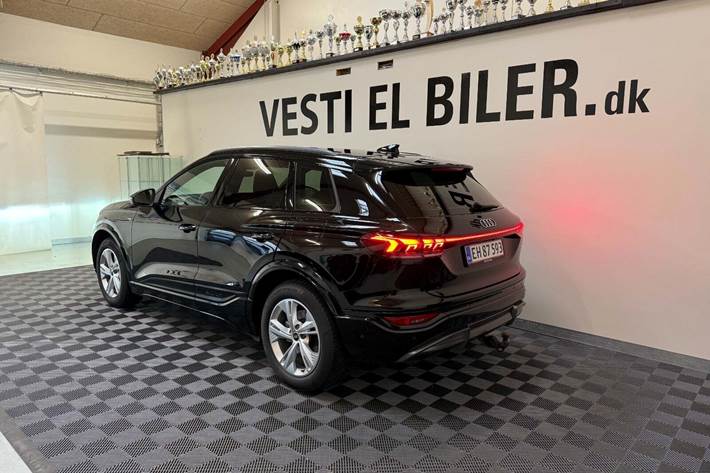 Sort Audi Q6 e-tron fra 2025