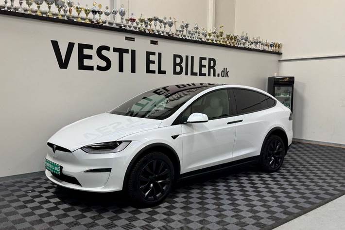 Hvid Tesla Model X fra 2022 set udefra