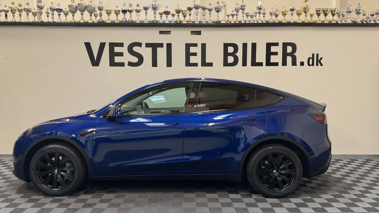 Blå Tesla Model Y fra 2024