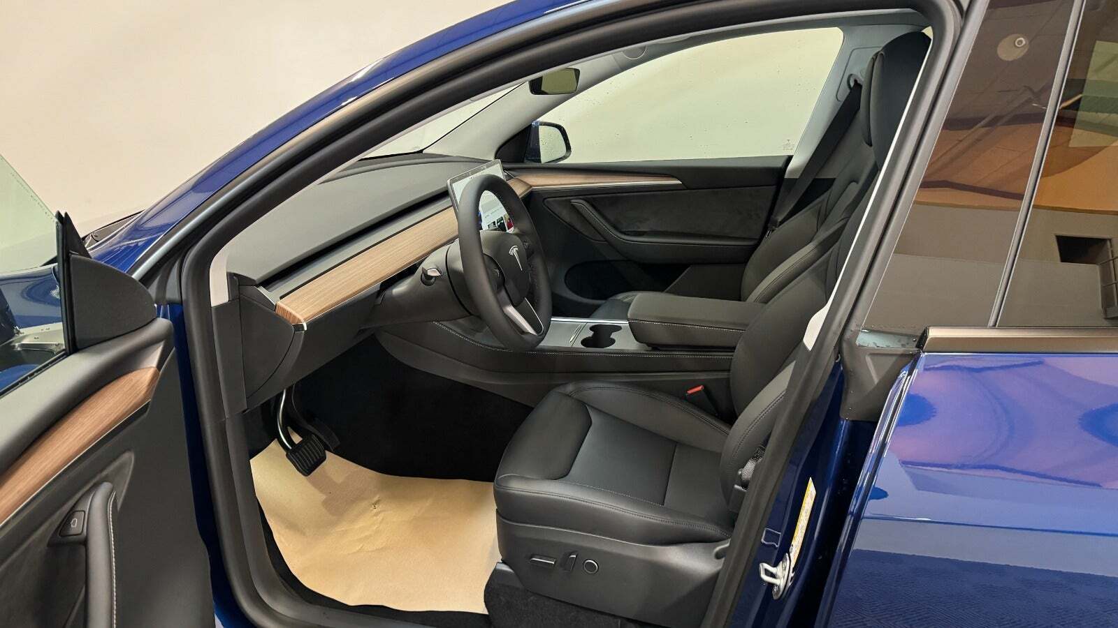 Blå Tesla Model Y fra 2024