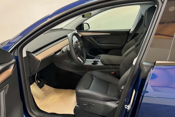 Blå Tesla Model Y fra 2024