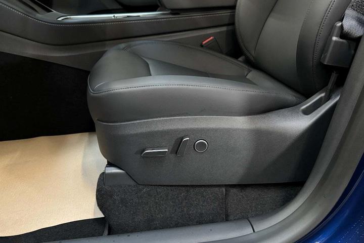 Blå Tesla Model Y fra 2024