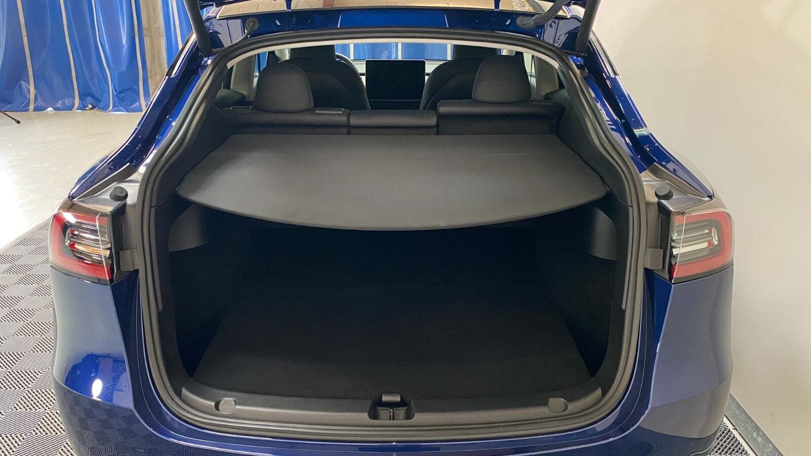 Blå Tesla Model Y fra 2024