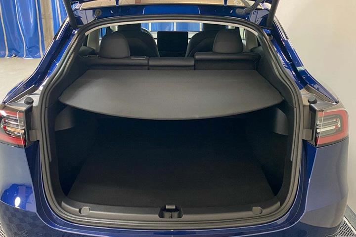 Blå Tesla Model Y fra 2024
