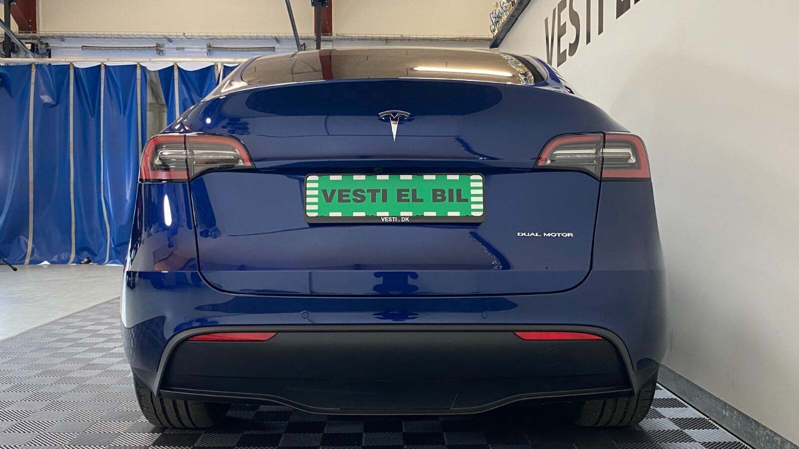 Blå Tesla Model Y fra 2024