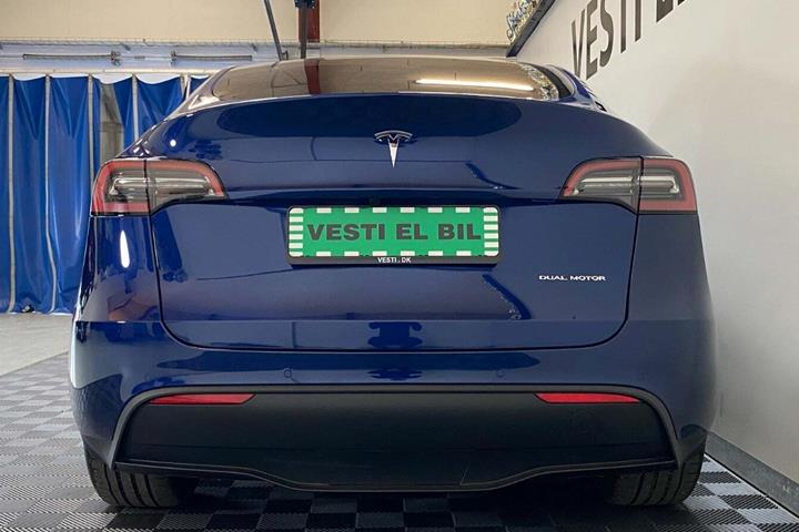 Blå Tesla Model Y fra 2024