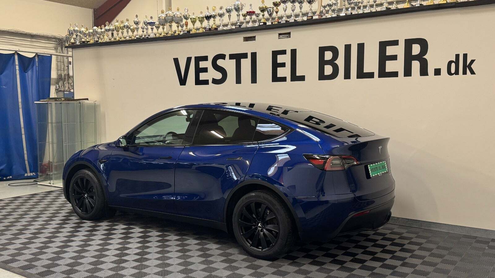 Blå Tesla Model Y fra 2024