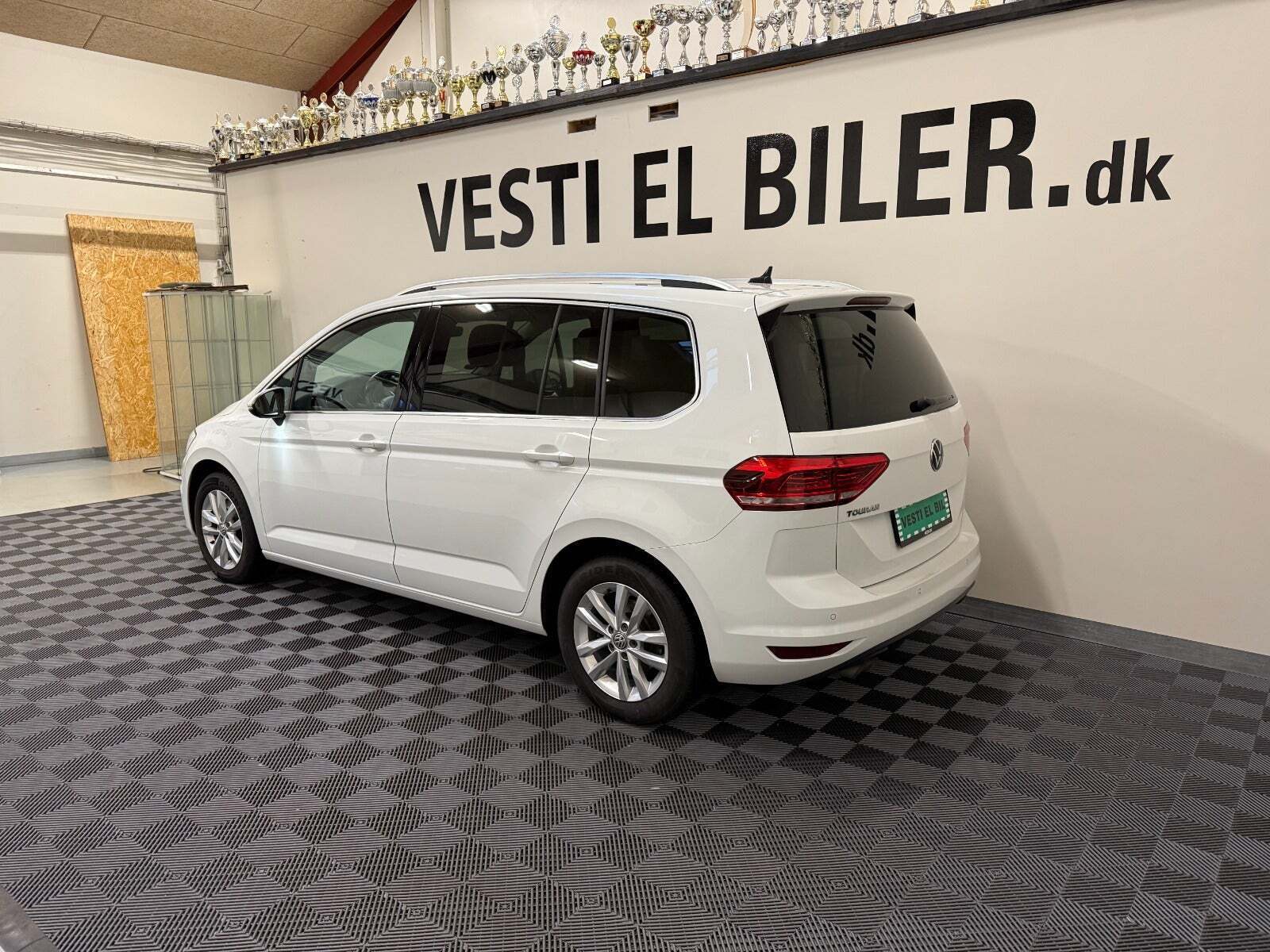Hvid VW Touran fra 2021