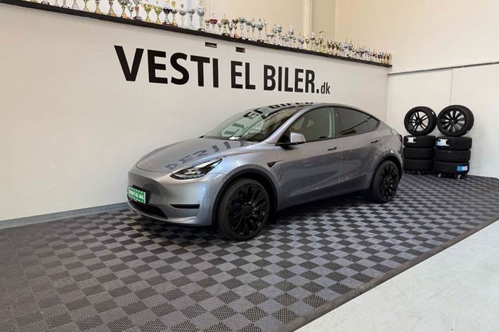 Sølv Tesla Model Y fra 2024