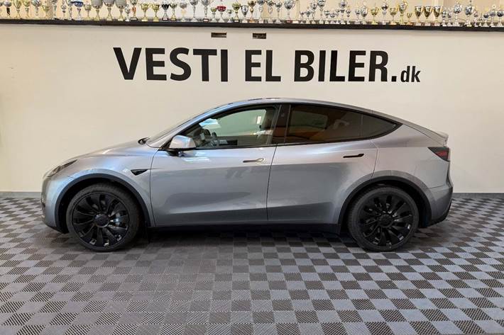 Sølv Tesla Model Y fra 2024