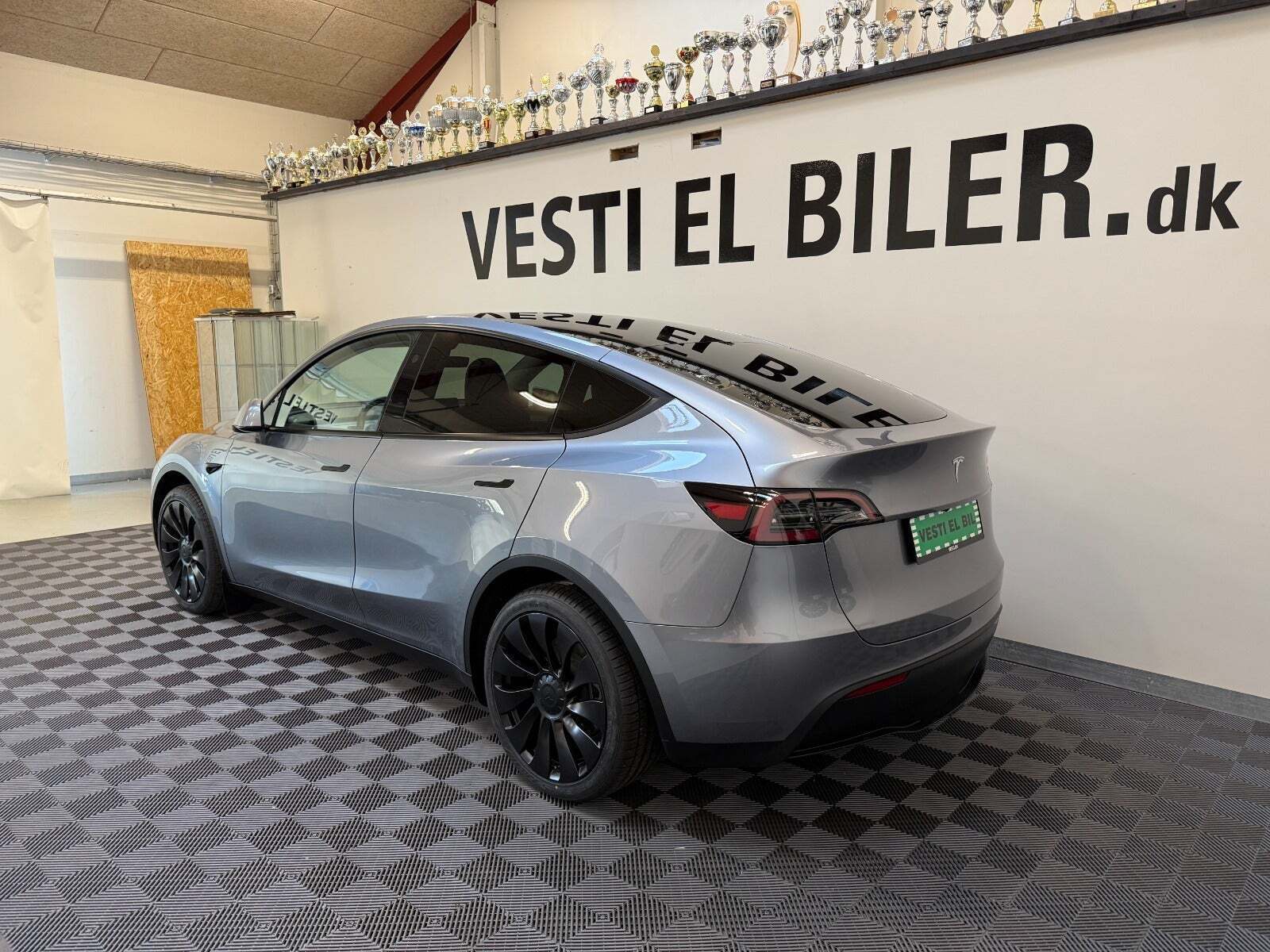 Sølv Tesla Model Y fra 2024