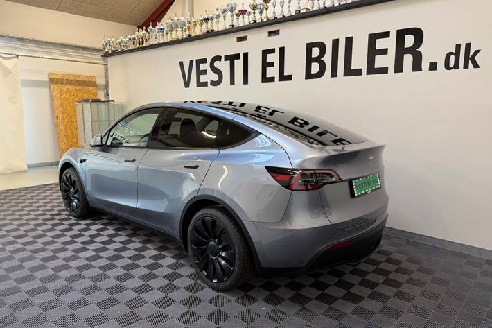 Sølv Tesla Model Y fra 2024