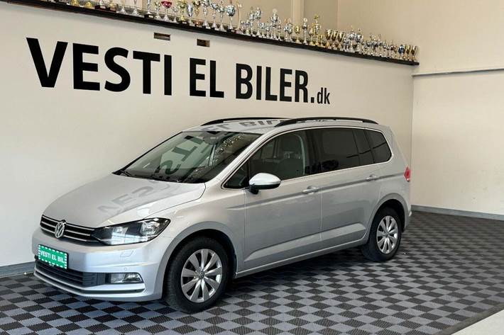 Sølv VW Touran fra 2016 set udefra