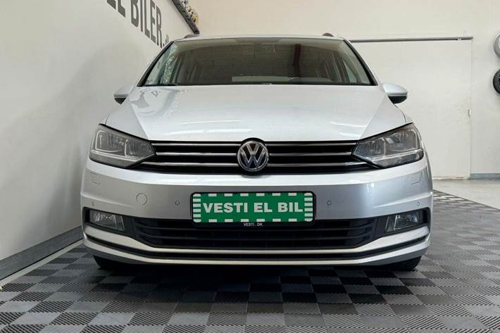 Sølv VW Touran fra 2016