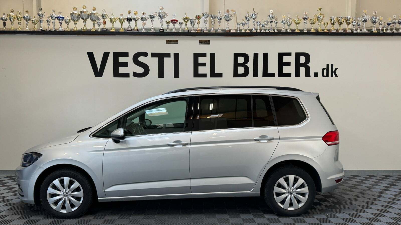Sølv VW Touran fra 2016