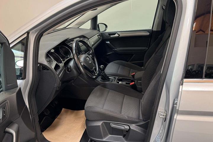 Sølv VW Touran fra 2016