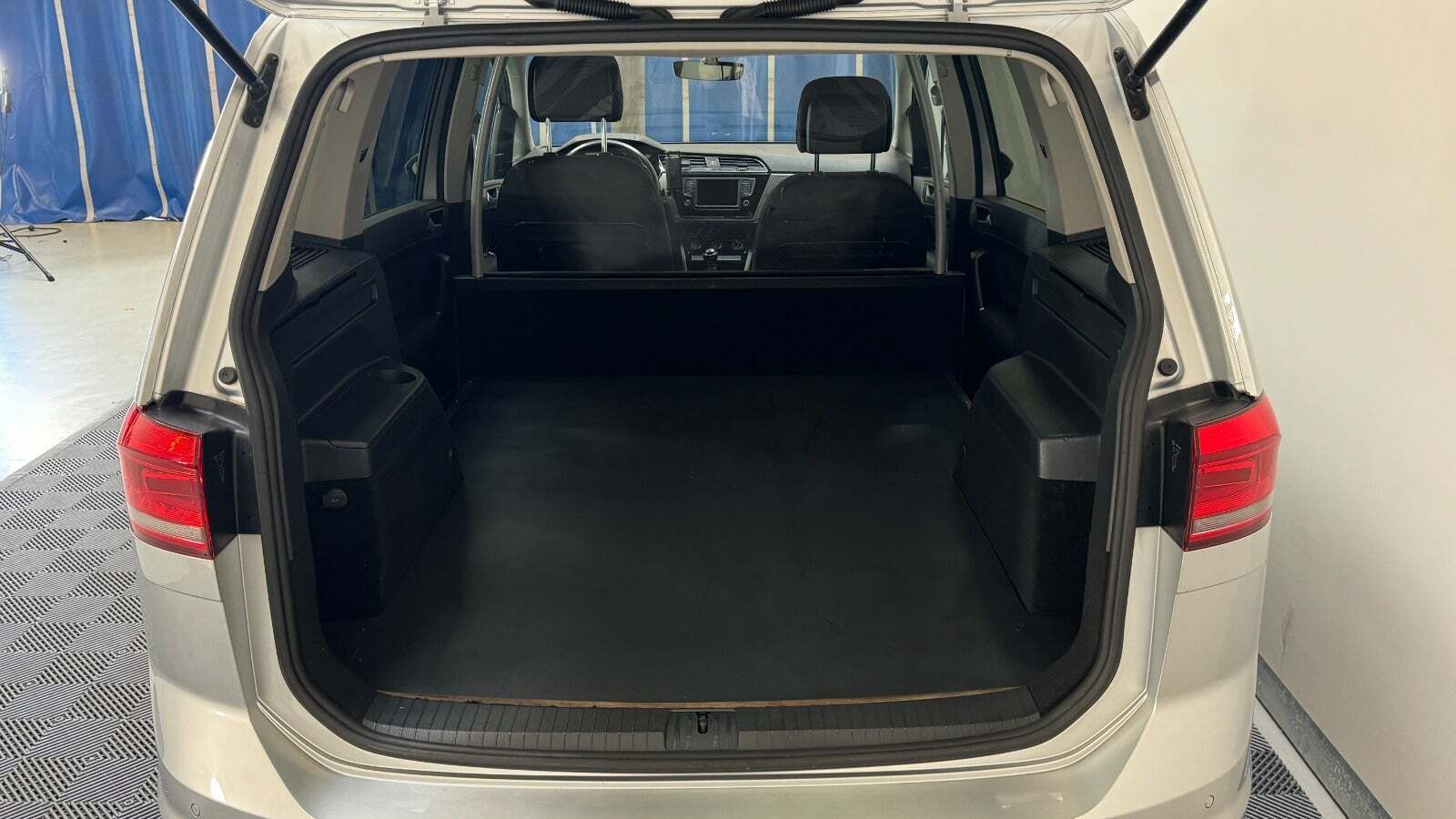 Sølv VW Touran fra 2016