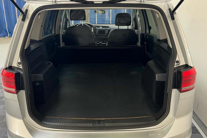 Sølv VW Touran fra 2016