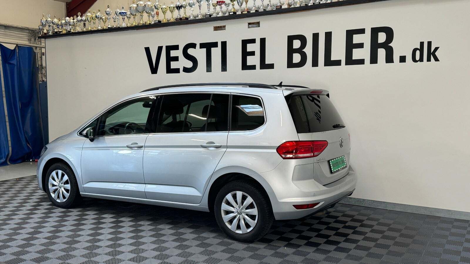 Sølv VW Touran fra 2016