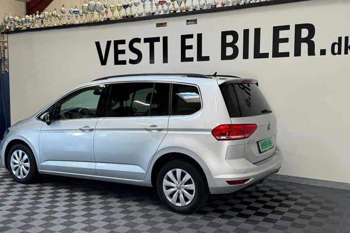 Sølv VW Touran fra 2016