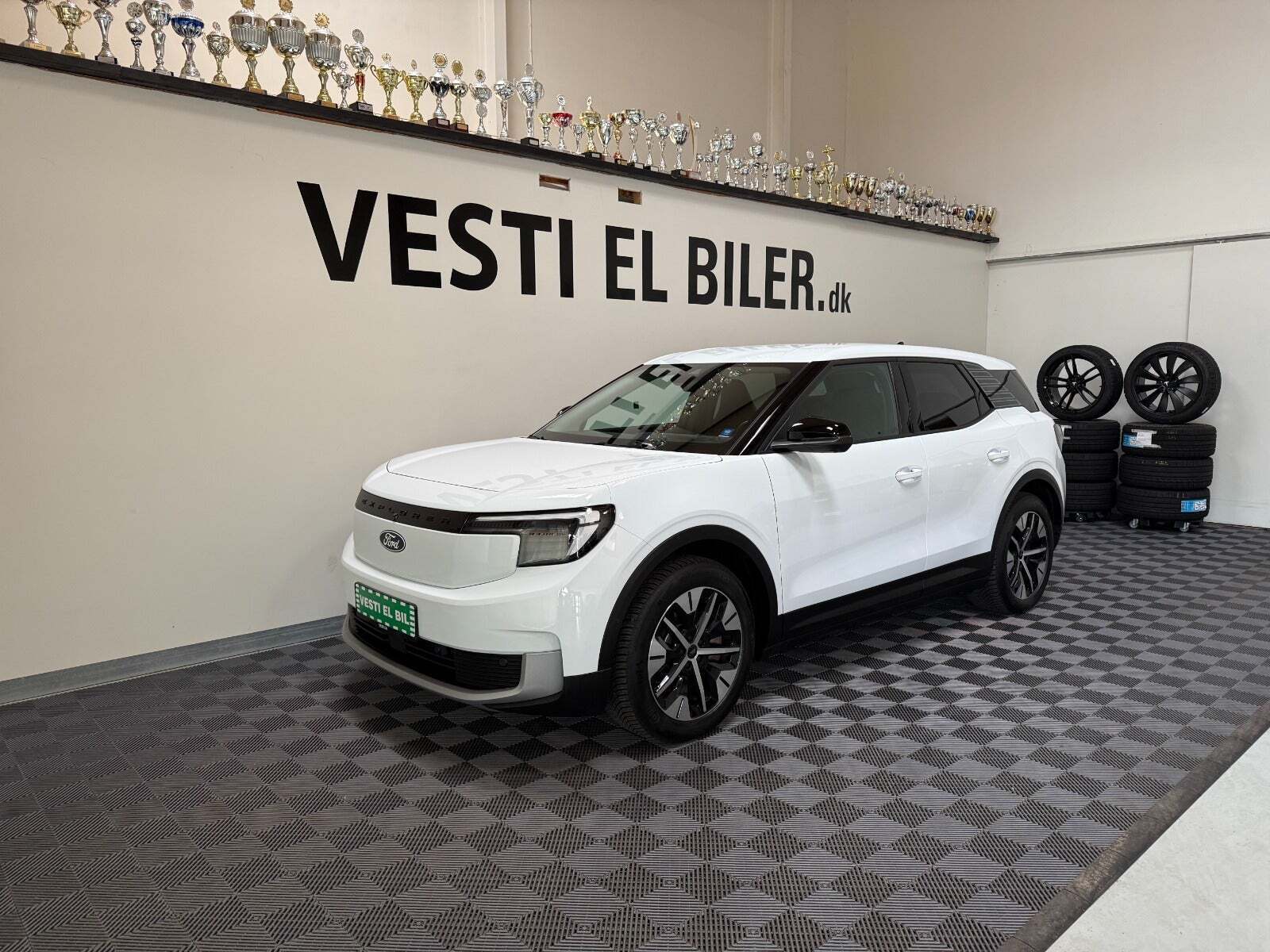 Ford Explorer 77 Select Extended Range