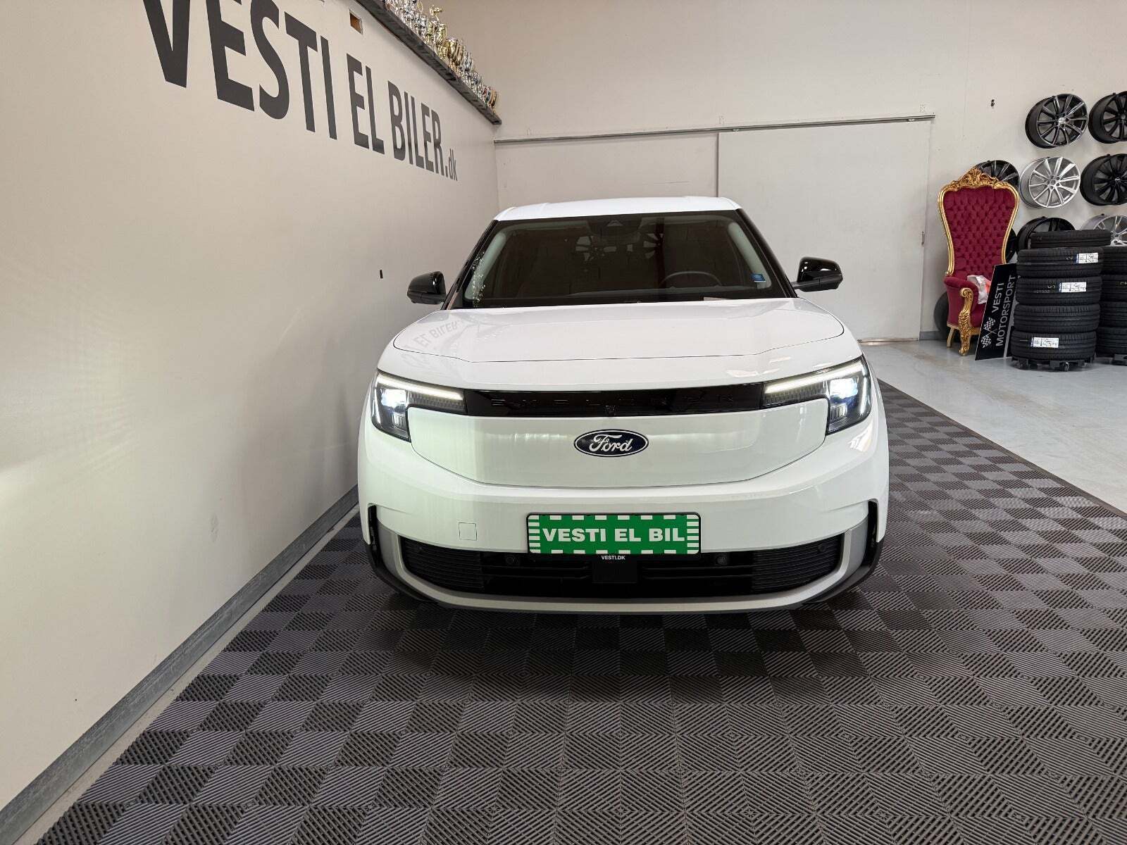 Ford Explorer 77 Select Extended Range