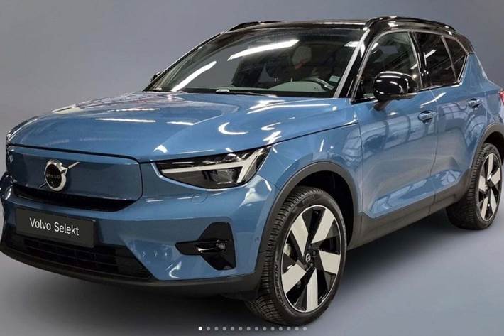 Blå Volvo XC40 fra 2024 set udefra