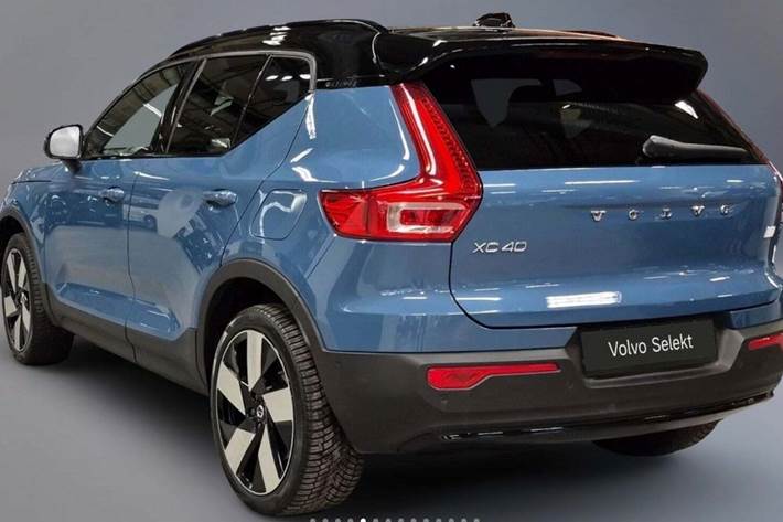 Blå Volvo XC40 fra 2024