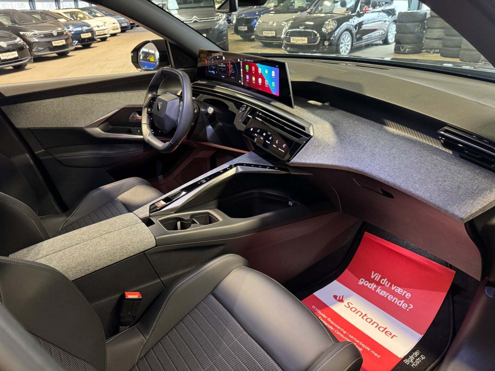 Blå Peugeot e-5008 fra 2025