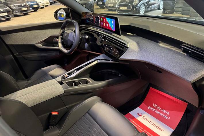 Blå Peugeot e-5008 fra 2025