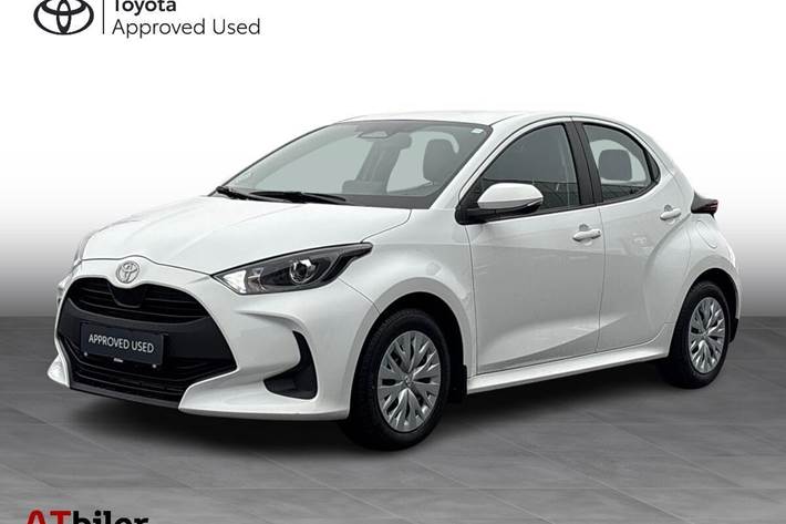 Hvid Toyota Yaris fra 2024 set udefra