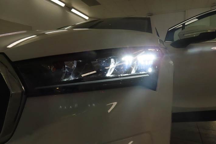 Hvid Skoda Enyaq fra 2023