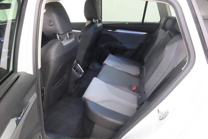 Hvid Skoda Enyaq fra 2023