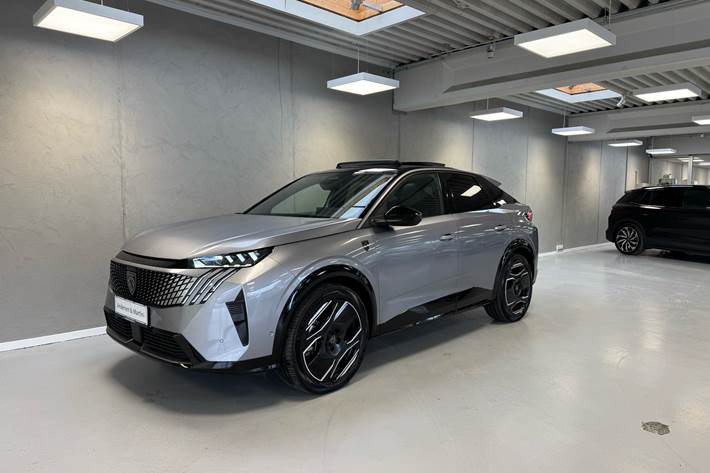 Grå Peugeot e-3008 fra 2024 set udefra