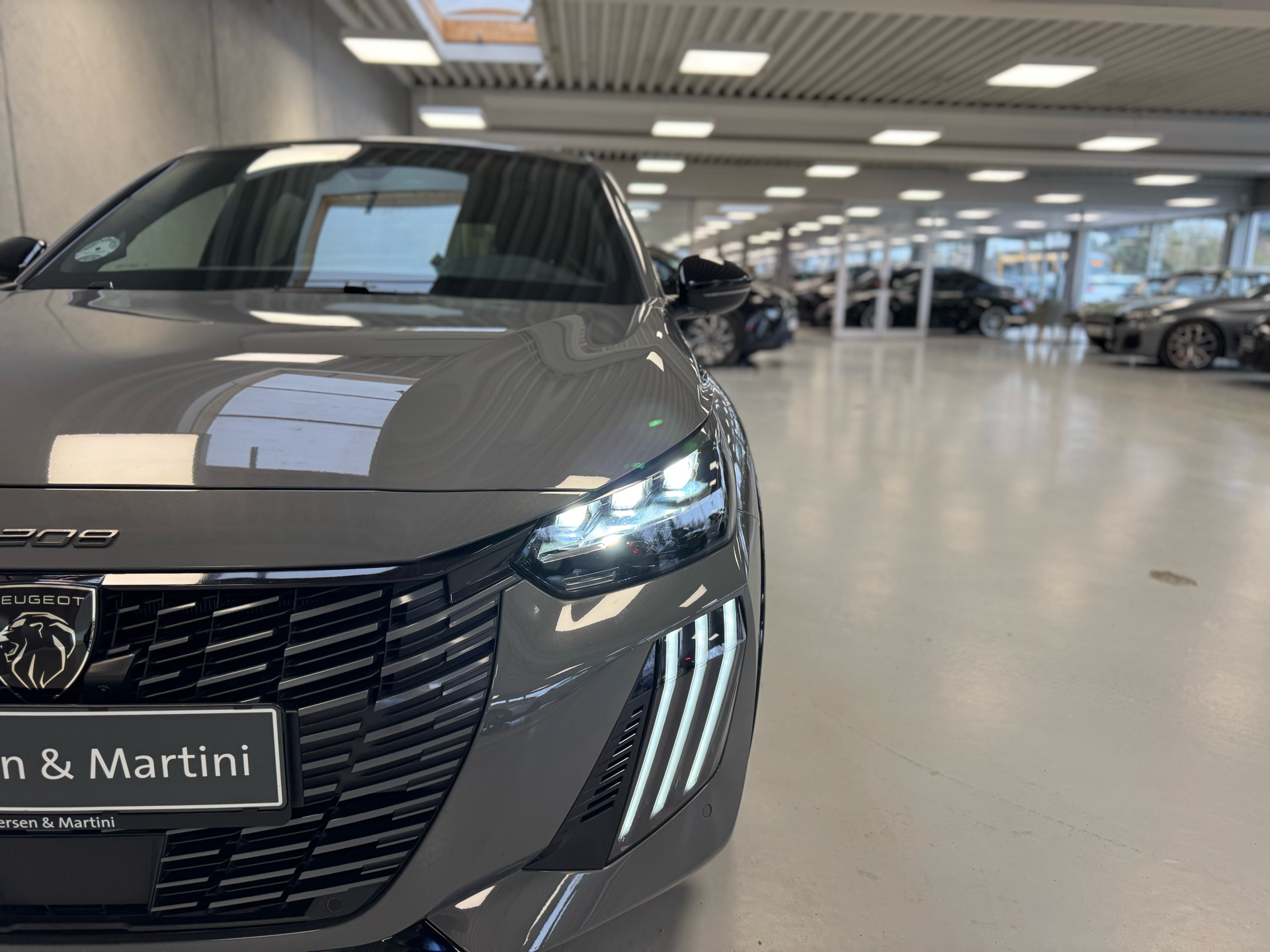 Grå Peugeot e-208 fra 2024