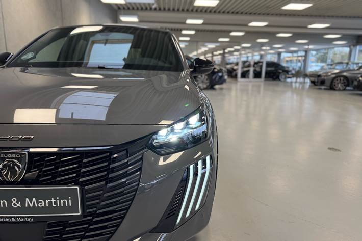 Grå Peugeot e-208 fra 2024